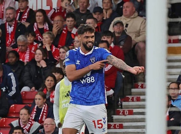 Omar Alderete se une a un selecto grupo histórico en la Premier League