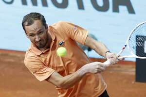 Medvedev triunfa con apuros camino a la tercera ronda - Polideportivo - ABC Color