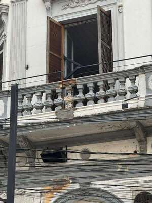 Sacan cartel de edificio histórico donde funciona conocido bar céntrico de Asunción - Nacionales - ABC Color