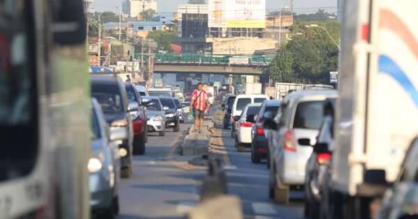 La Nación / “Un ciudadano puede perder un mes al año en el tráfico”