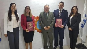 Alliana pureó su título y mostró todo: papeles, fotos, recuerdos y hasta nombró a sus profesores