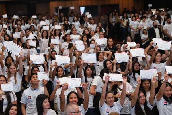 Programa BECAP reunió a más de 1.000 becarios en Ciudad del Este - ADN Digital