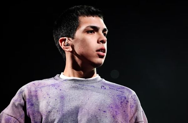 Popular / (VIDEO) ¡Cantante kurepa Milo J se rayó porque le tiraron una bandera!