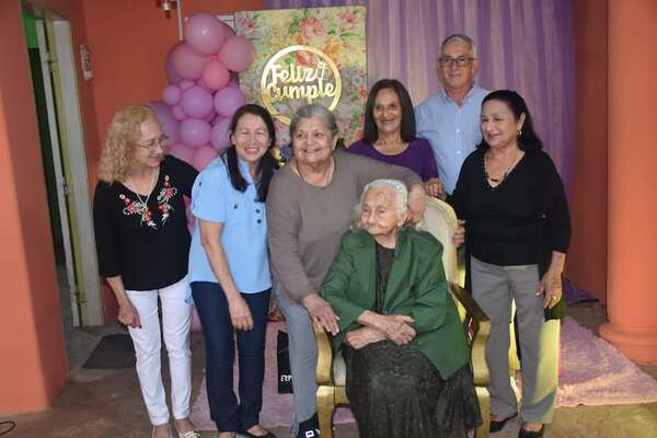 Doña Emilia Molinas celebra 104 años de vida en Guarambaré - Nacionales - ABC Color