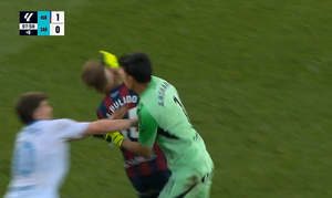 Escándalo en el fútbol español: el puñetazo de Andrada que desató una batalla campal en el derbi aragonés