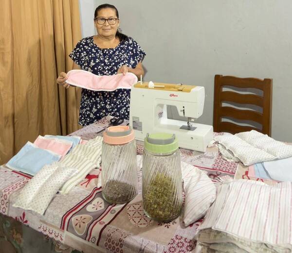 Doña venció un cáncer vai y hoy “teje por un sueño”