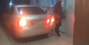 Sicario atacó a tiros a tres hombres en una bodega, dos murieron