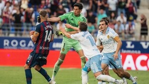 Arquero argentino perdió el juicio y pegó una trompada a un rival porque lo echaron