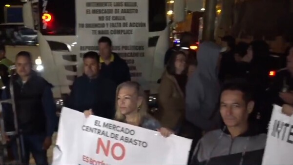 Permisionarios del Mercado de Abasto se movilizan y exigen salida de su director
