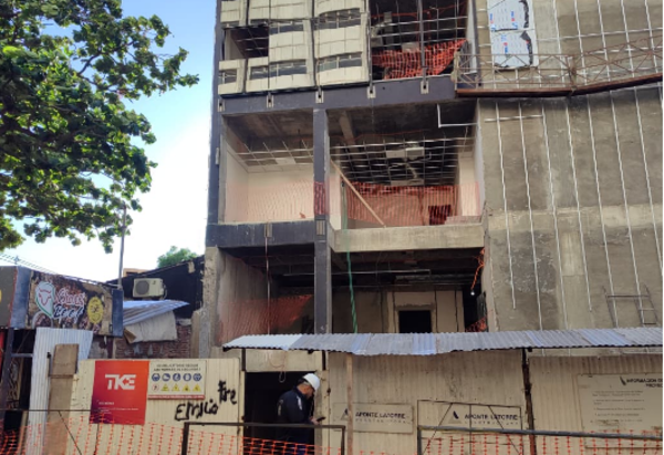 Adultos mayores heridos tras caída de blíndex de edificio en construcción junto al Palacio de Justicia