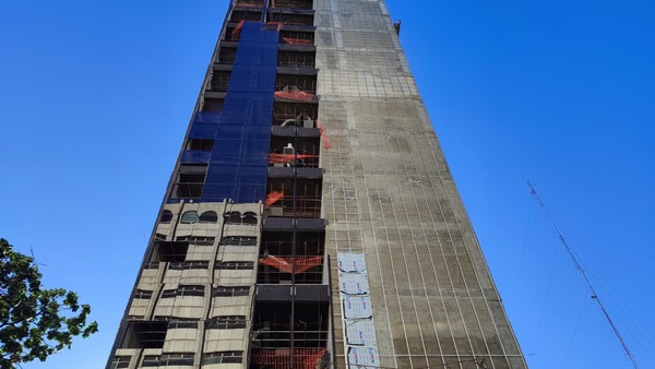 Caída de blíndex en obra del Poder Judicial en Asunción deja dos heridos - PDS RADIO Y TV