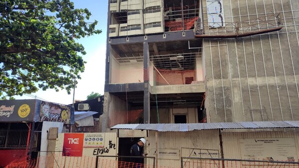 Dos adultos mayores heridos tras caída de vidrio de una obra en la Corte