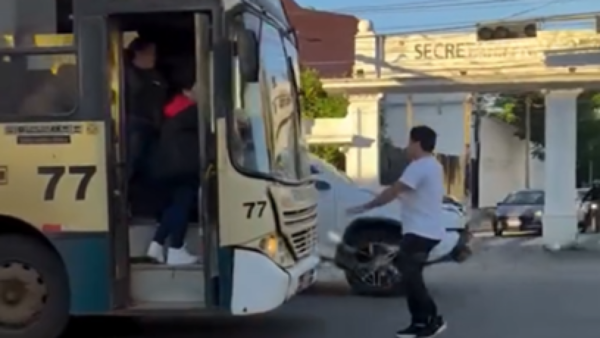 Se plantó al micro tras rozarle el retrovisor y casi lo llevó por delante