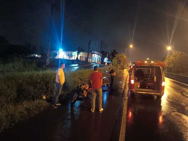 Conductor embiste a motocicleta y huye dejando dos heridos en Cambyretá
