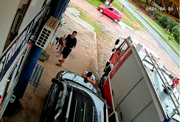 ¡Dramático momento! Bomberos salvan a bebé de 18 meses que se estaba asfixiando