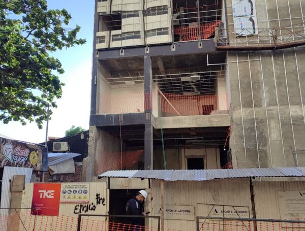 Caída de blíndex en edificio del Poder Judicial deja dos adultos mayores heridos