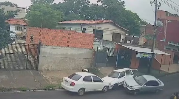 Robo de automóvil termina en choque y detención de adolescente en Lambaré