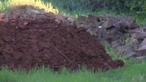 Vecinos de Paso de Oro celebran "15 Años" de espera por empedrado que nunca llegó