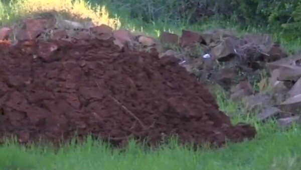 Vecinos de Paso de Oro celebran "15 Años" de espera por empedrado que nunca llegó