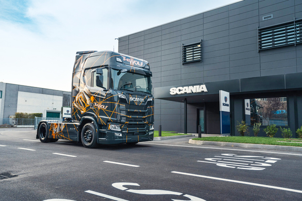 SOLO 50 UNIDADES Scania lanza en Italia la edición especial "El Lobo" - Amigo Camionero