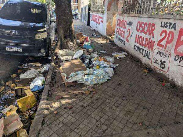 Vertedero clandestino en una vereda asuncena  - Crónicas Ciudadanas - ABC Color