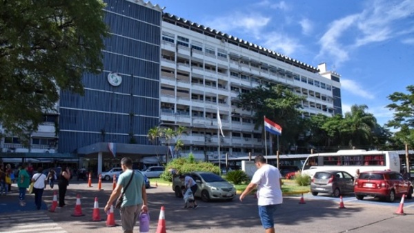 Médicos renuncian a guardias pasivas tras críticas de Isaías Fretes