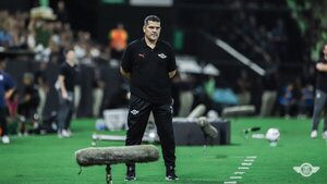 Libertad cambiará de entrenador para el partido ante Independiente del Valle