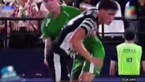 El polémico "dedazo" de un franjeado que sacude las redes