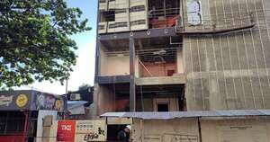 Diario HOY | Blindex cayó de edificio en construcción del Poder Judicial y dejó a dos personas heridas