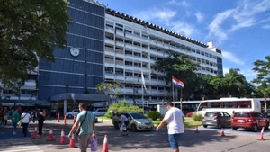 Médicos renuncian a guardias pasivas tras críticas de Isaías Fretes