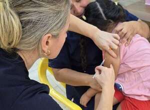 La odisea de una madre para conseguir vacunas antirrábicas tras el ataque de un mono a su hija - ABC en el Este - ABC Color
