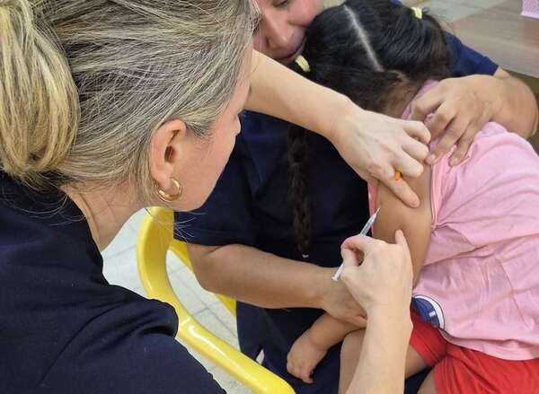 La odisea de una madre para conseguir vacunas antirrábicas tras el ataque de un mono a su hija - ABC en el Este - ABC Color