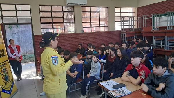 Bomberos y CODENI capacitan a estudiantes en primeros auxilios para actuar ante emergencias
