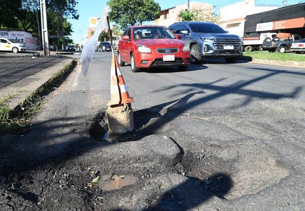 Asunción: Luis Bello presume de bacheos, mientras barrios sufren abandono vial - Nacionales - ABC Color