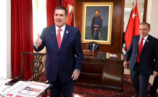 Cartes confirma que buscará su reelección como presidente de la ANR