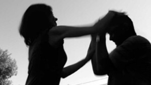 Tóxica golpeó, arañó y apuñaló a su novio por celos: la estocada casi alcanzó una arteria