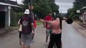 Video: Barras de Cerro Porteño y Olimpia se enfrentan con cuchillo en Ñemby