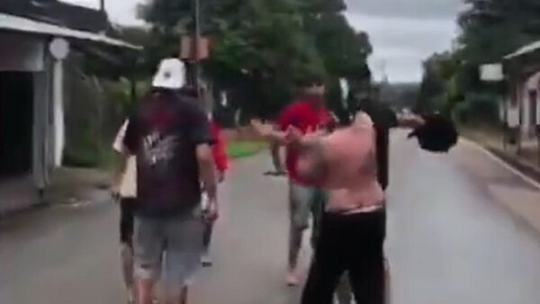 Video: Barras de Cerro Porteño y Olimpia se enfrentan con cuchillo en Ñemby