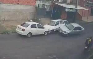 Video: adolescente es aprehendido tras roba un auto y provocar triple choque en Lambaré - Policiales - ABC Color