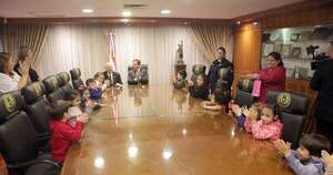 La Nación / Periodista por un Día: ministros recibieron a niños del Espacio de Desarrollo Infantil “Dulce Despertar”