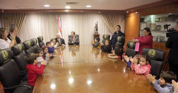 La Nación / Periodista por un Día: ministros recibieron a niños del Espacio de Desarrollo Infantil “Dulce Despertar”