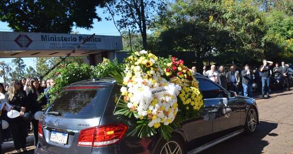 La Nación / Fiscales dieron el último adiós a su colega Edgar Torales, fallecido en accidente rutero