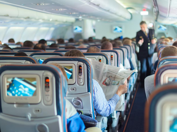 “Bebé a bordo”: una mujer da a luz en pleno vuelo en EEEU