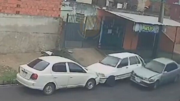 Robaron un coche y terminaron chocándolo contra otro vehículo estacionado