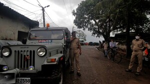 Un hombre lleva el cadáver de su hermana a un banco en la India para retirar su dinero