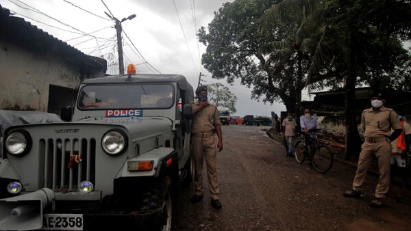 Un hombre lleva el cadáver de su hermana a un banco en la India para retirar su dinero