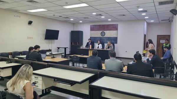 Tribunal concede un mes y medio de permiso para viajar a acusado por desvío en Comuna de Lambaré