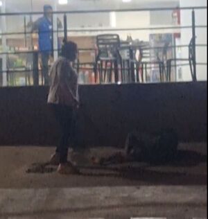 Popular / Infelices reventaron a golpes a un indigente