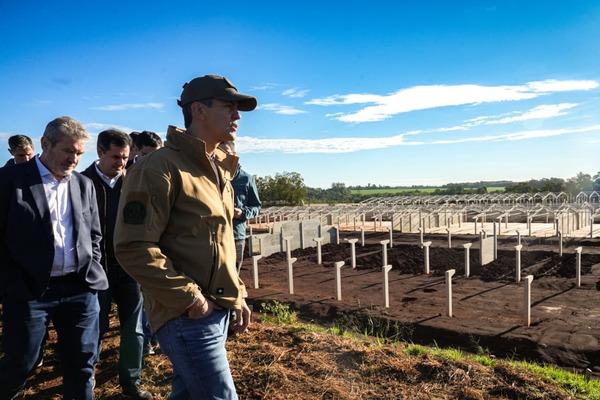 Peña destaca avance de la producción porcina tras visita a granja en Naranjal