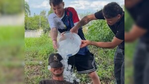 Influencer derramó agua con hielo a indigente para "ayudar"